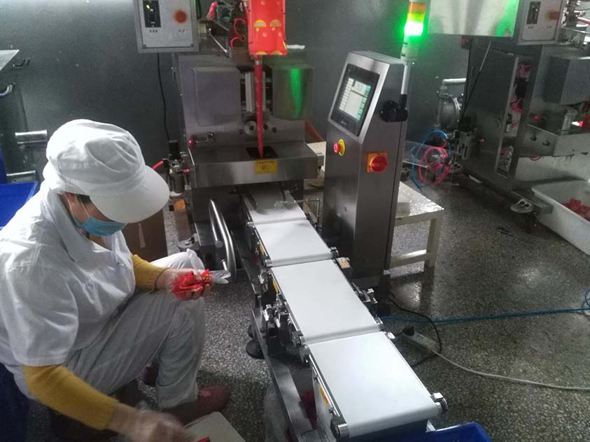 中山精量檢重秤食品醬料包應(yīng)用案例 中山精量檢重秤食品醬料包應(yīng)用案例